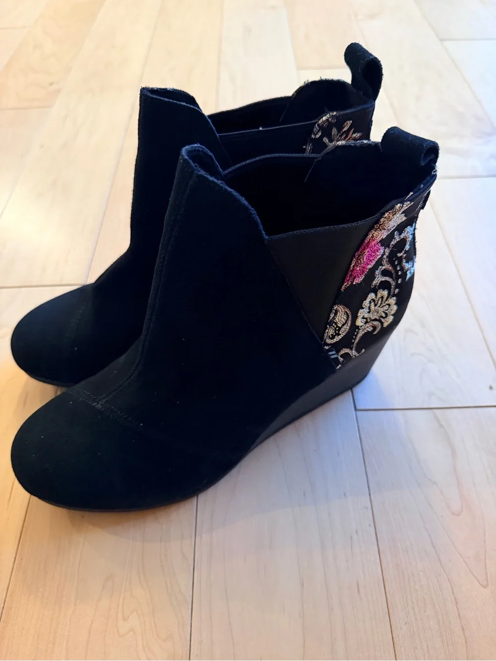 TOMS Kelsey Black Suede Floral Brocade Wedge Ankle Boots Women’s 9.5 NWOB
